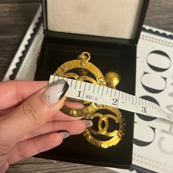 RARE! Chanel Vintage XL Gold Chanel Paris CC Logo Dangle Clip On Earrings - Picture 6 of 9